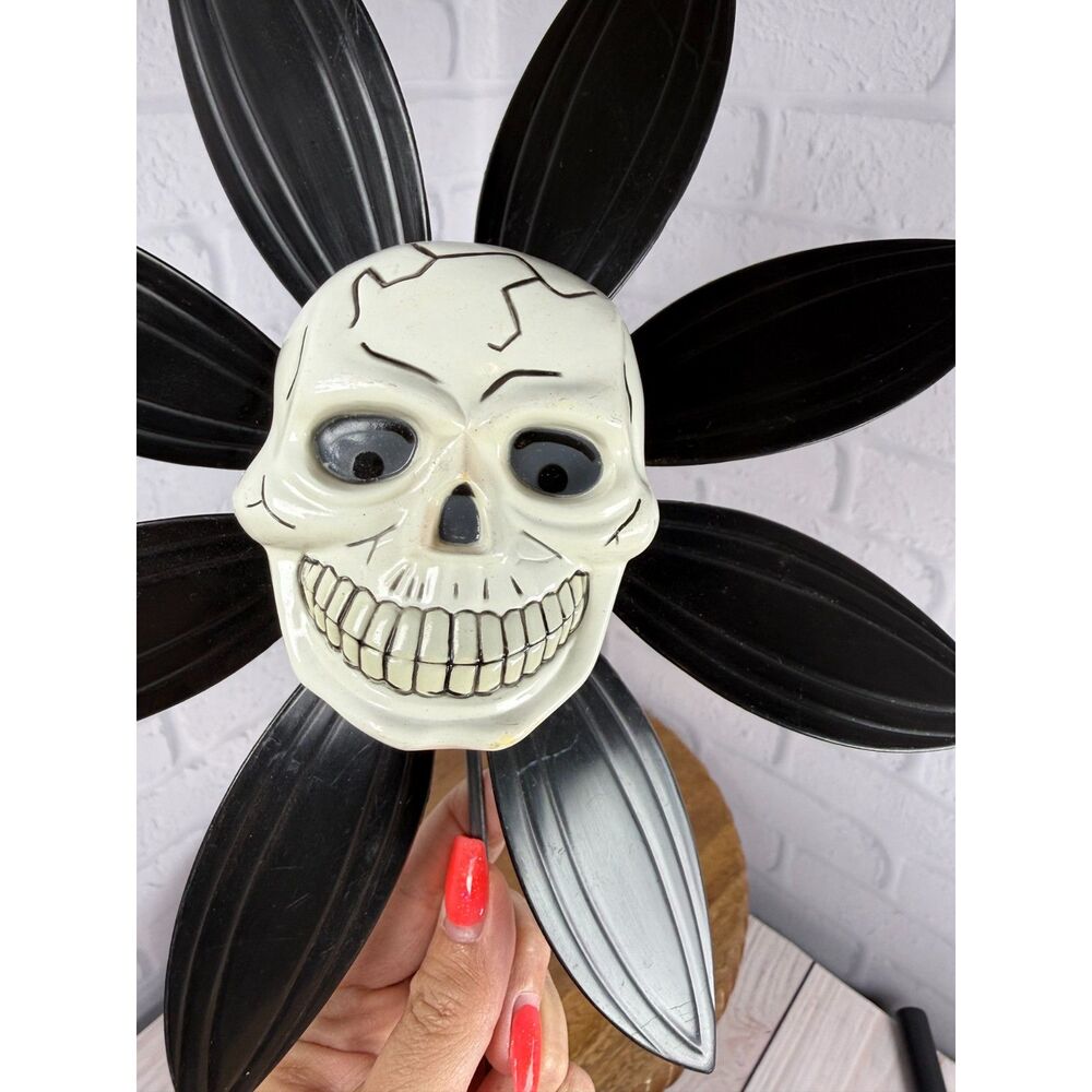 Vintage ArtLine Halloween Plastic Pinwheel (Yard Spinner) Skull No. 4505 - Picture 2 of 5